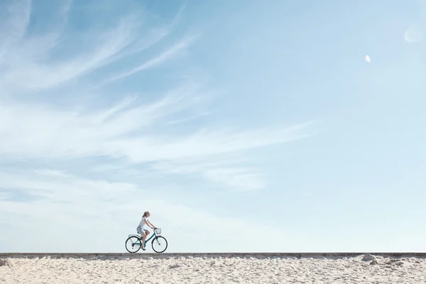Ragazza che gode del giro in bicicletta sotto il cielo — Foto Stock