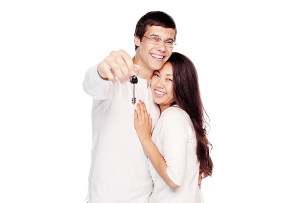 Lyckliga paret med nyckel — Stockfoto