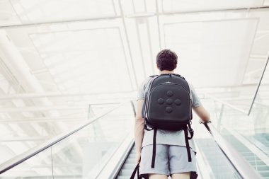 Öğrenci yürüyen merdiven gidiyor