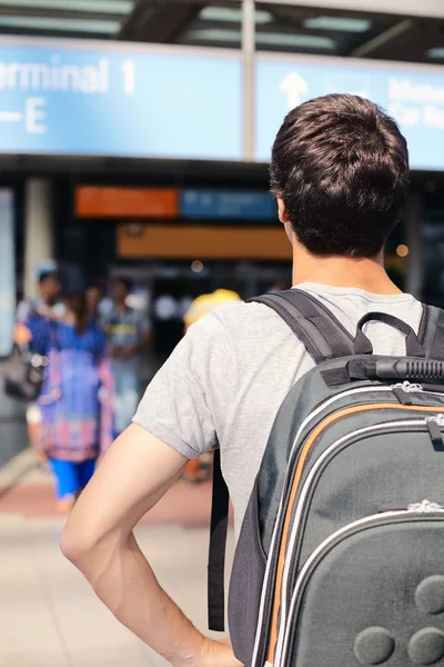 Student med ryggsäck i flygplats — Stockfoto