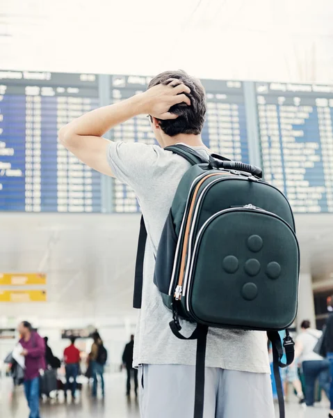 Estudiante con mochila en aeropuerto —  Fotos de Stock