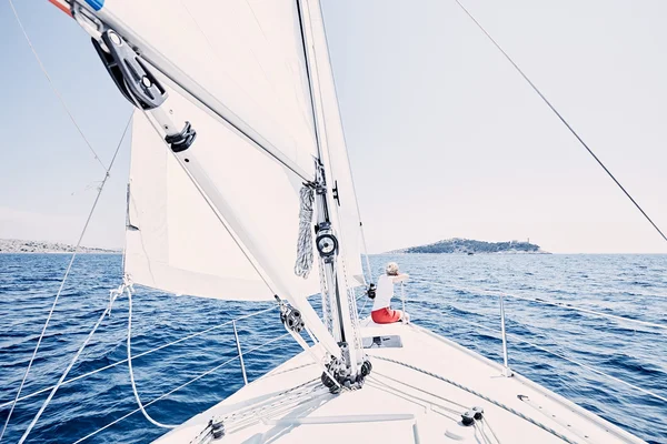 Girl on sailboat — Stock Photo, Image