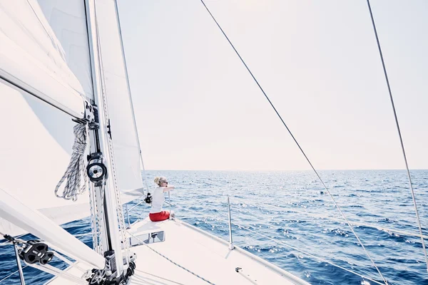 Girl on sailboat — Stock Photo, Image