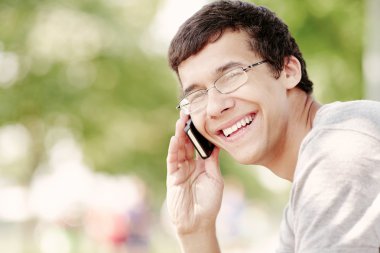 Mobil telefonda konuşurken adam