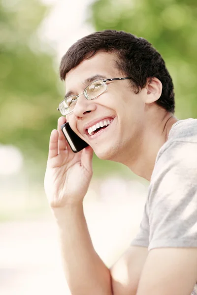 Koleś gadał na telefon komórkowy — Zdjęcie stockowe