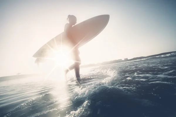 Surfer κορίτσι σιλουέτα — Φωτογραφία Αρχείου