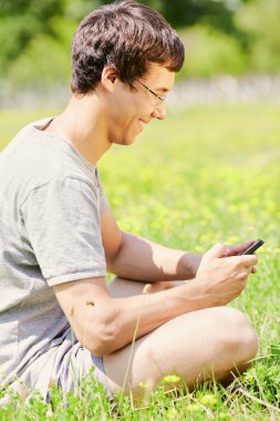 Adam manifatura üstünde hareket eden telefon
