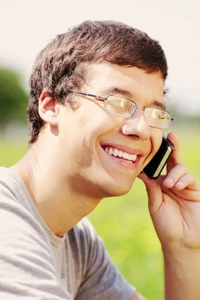 Killen som pratar i mobiltelefon — Stockfoto
