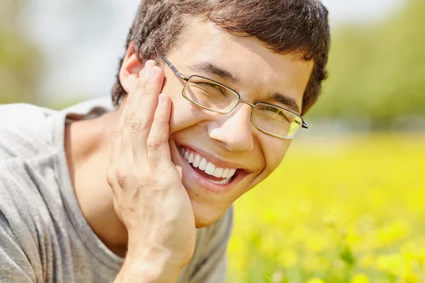 Faccia ridente primo piano all'aperto — Foto Stock