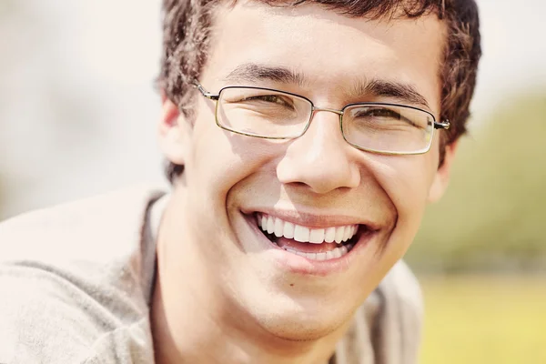 Cara sonriente primer plano al aire libre — Foto de Stock