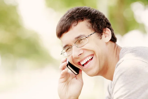 Guy talking on mobile phone — Stock Photo, Image