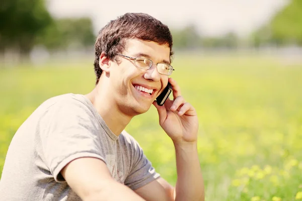 Koleś gadał na telefon komórkowy — Zdjęcie stockowe