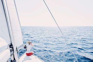 Kız yelkenli üzerinde