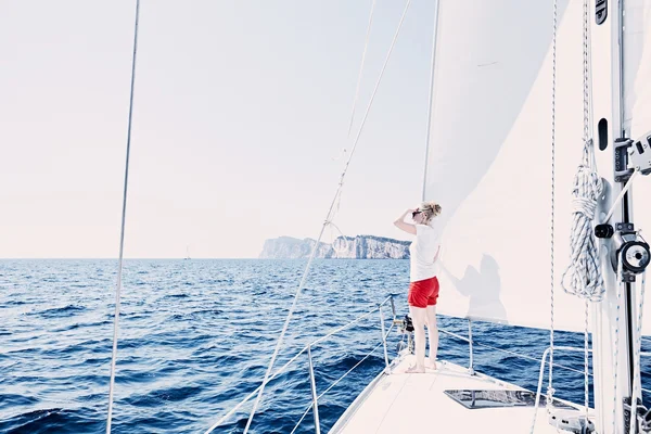 Girl on sailboat — Stock Photo, Image