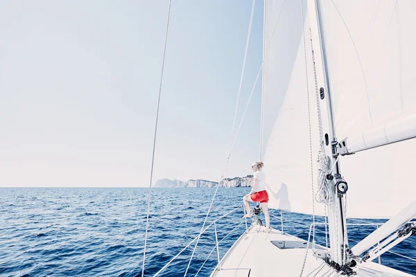 Girl on sailboat — Stock Photo, Image