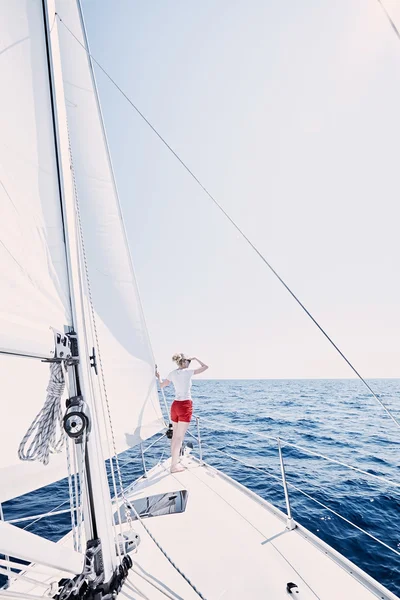 Girl on sailboat — Stock Photo, Image