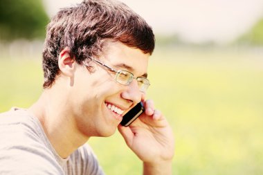 Mobil telefonda konuşurken adam