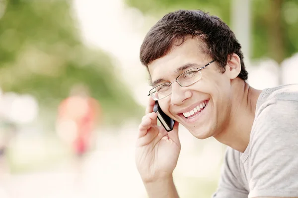 Mann telefoniert mit Handy — Stockfoto