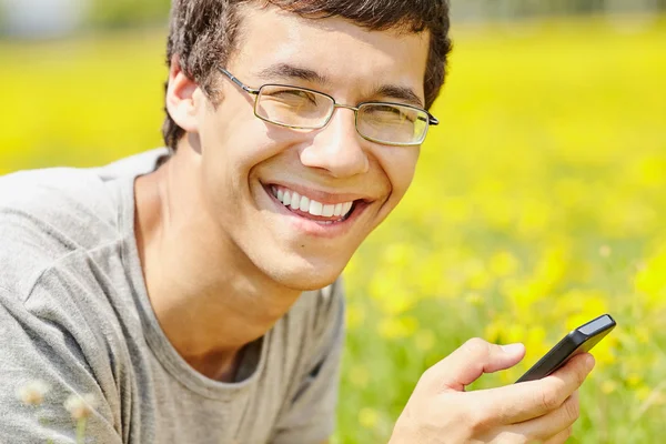 Adam manifatura üstünde hareket eden telefon — Stok fotoğraf