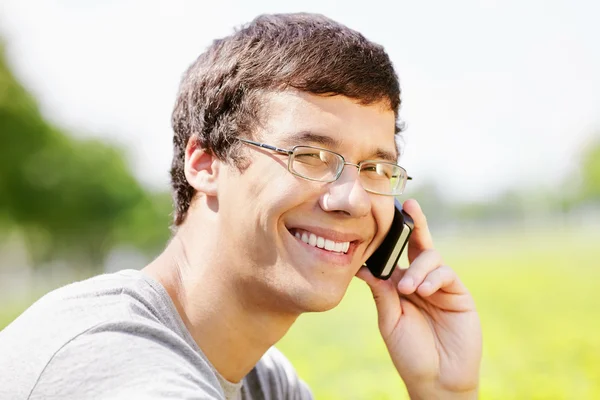 Guy talking on mobile phone — Stock Photo, Image