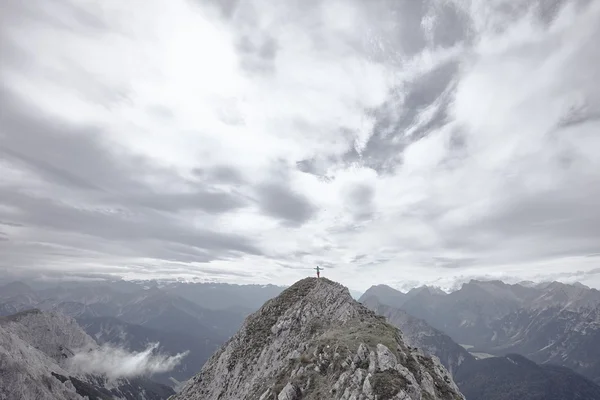 Femme grimpeuse au sommet de la montagne — Photo