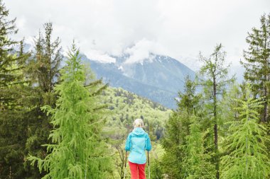 Kadın bahar orman uzun yürüyüşe çıkan kimse
