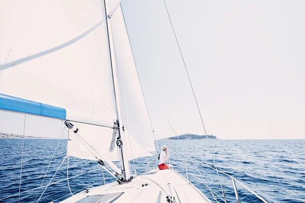 Girl on sailboat — Stock Photo, Image