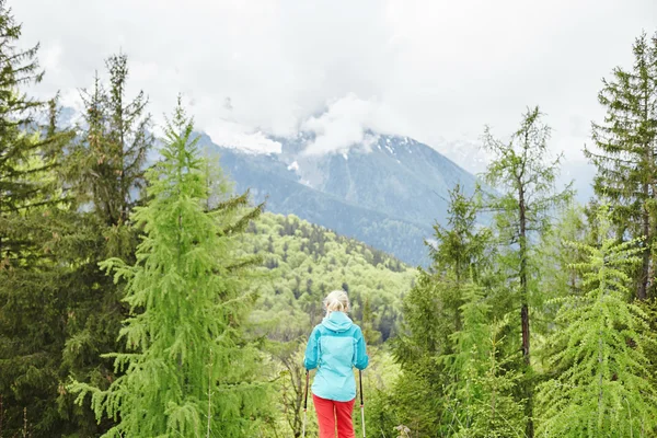 Kadın bahar orman uzun yürüyüşe çıkan kimse