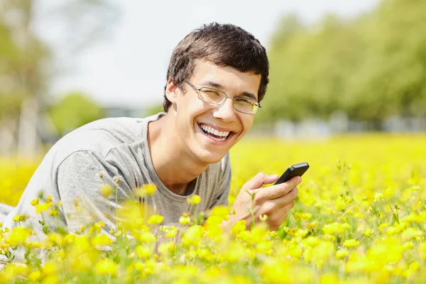 Kille skicka SMS på mobiltelefon — Stockfoto