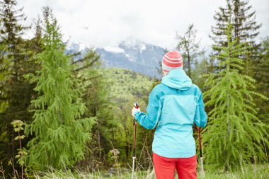 Kadın bahar orman uzun yürüyüşe çıkan kimse