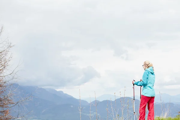 Wanderin in den Bergen — Stockfoto