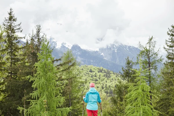 Wanderin im Frühlingswald — Stockfoto