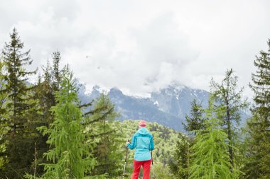 Kadın bahar orman uzun yürüyüşe çıkan kimse