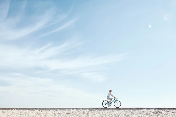 Девушка наслаждается велосипедной прогулкой под небом — стоковое фото