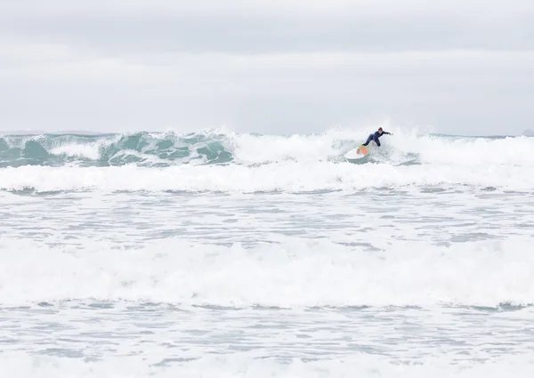 Surfare på våg — Stockfoto