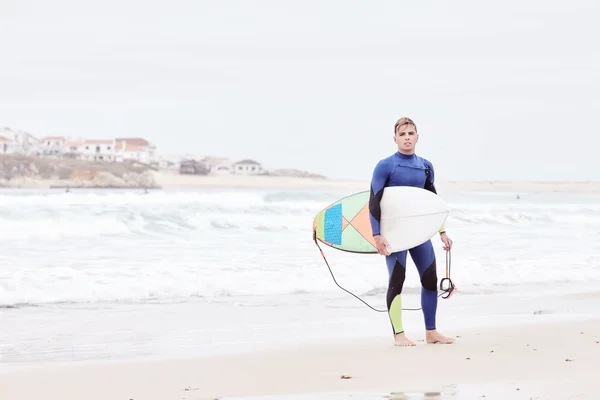 Jovem surfista na praia — Fotografia de Stock