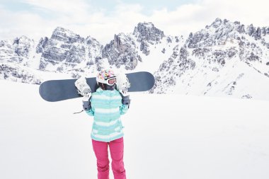 genç kadın snowboard