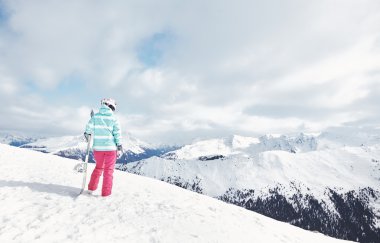 genç kadın snowboard