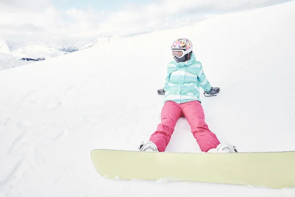 Jonge vrouw met snowboard — Stockfoto