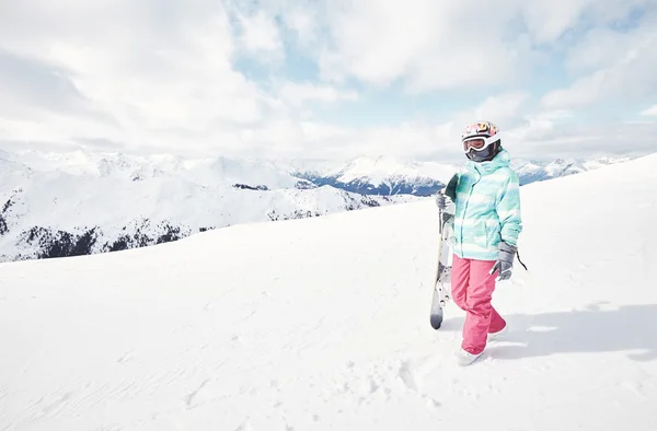 Молодая женщина с сноубордом — стоковое фото