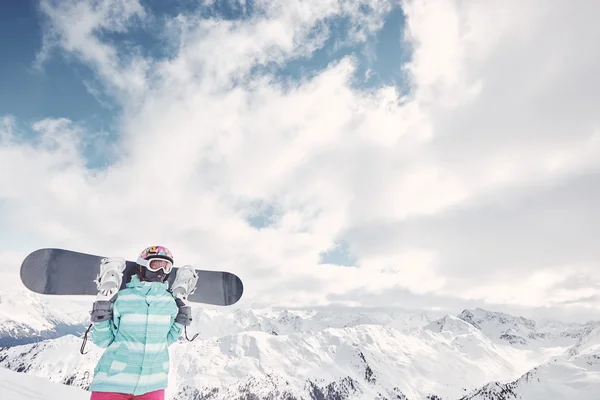 Jeune femme avec snowboard — Photo