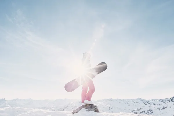 年轻女子单板滑雪 — 图库照片