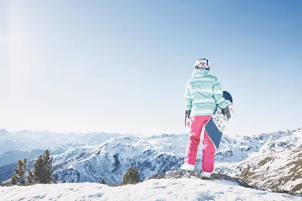 Mladá žena s snowboardu — Stock fotografie