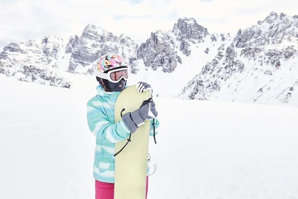 Jeune femme avec snowboard — Photo