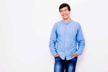 Elleri ceplerinde olan adam