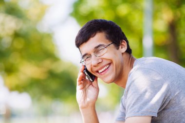 Park telefonda konuşan adam
