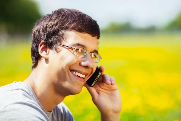 Kille prata telefon utomhus — Stockfoto