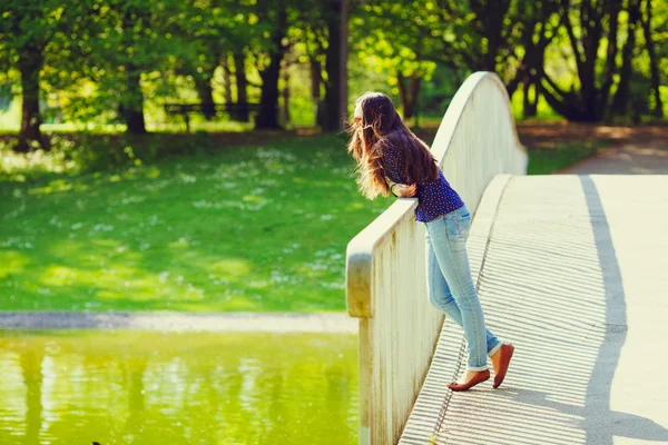 在公园桥上的女孩 — 图库照片