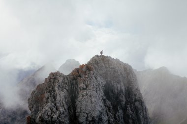 Bulutlar altında adam