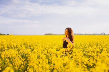 Kız kolza tohumu çayır omzuna dokunur